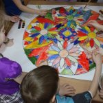 Children in art therapy class