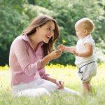 Mom gives the child a dandelion